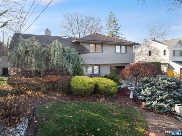 72 Hemlock Dr, Paramus, NJ 07652