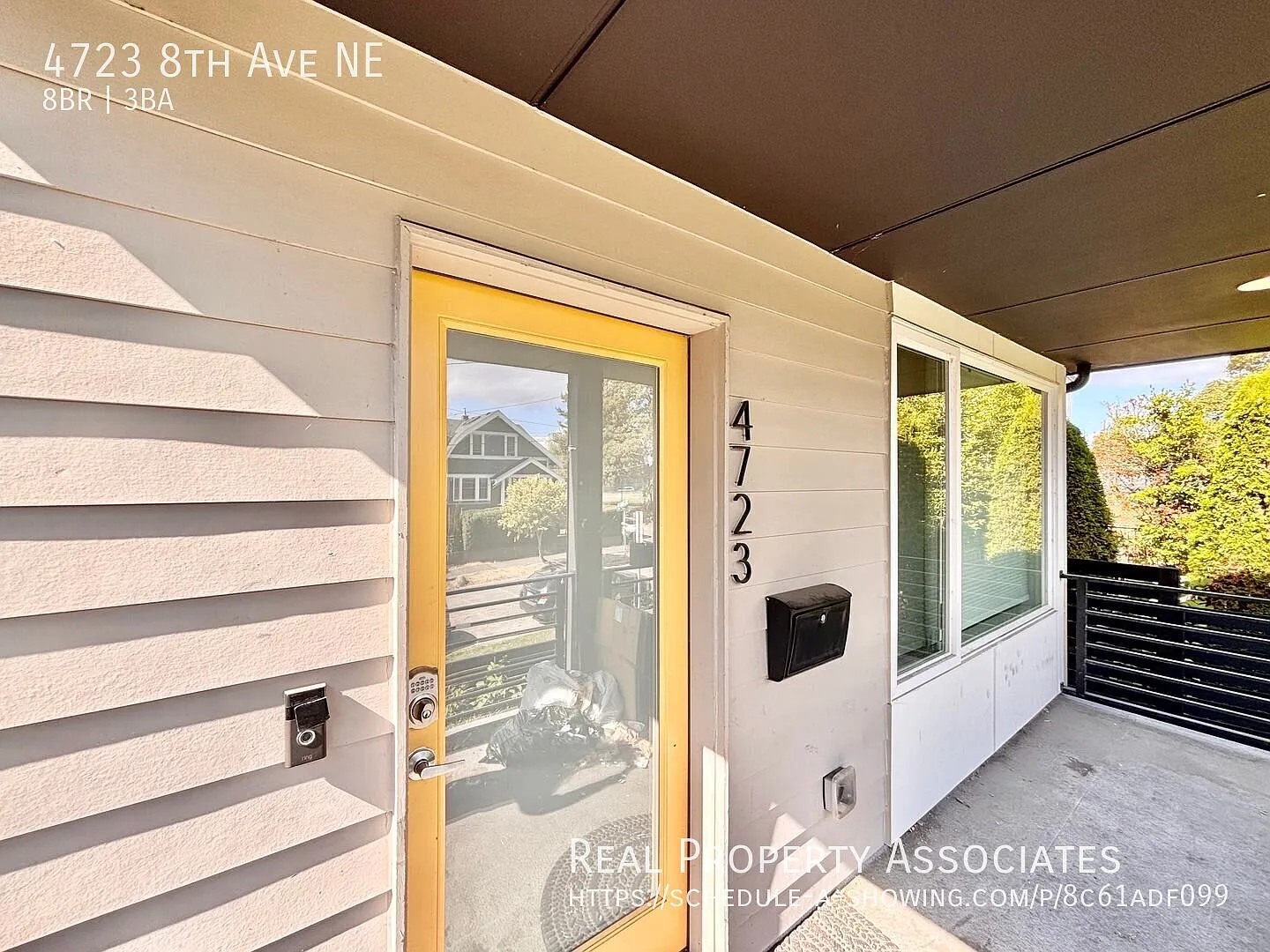Spacious Modern 8-Bedroom House in University District! — Photo 2