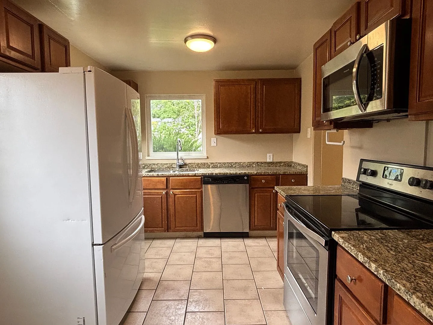 Spacious 3 Bed + Office, 2 Updated Baths Central Aurora — Photo 2