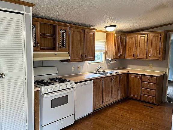 2nd image of 832 Georgina Dr