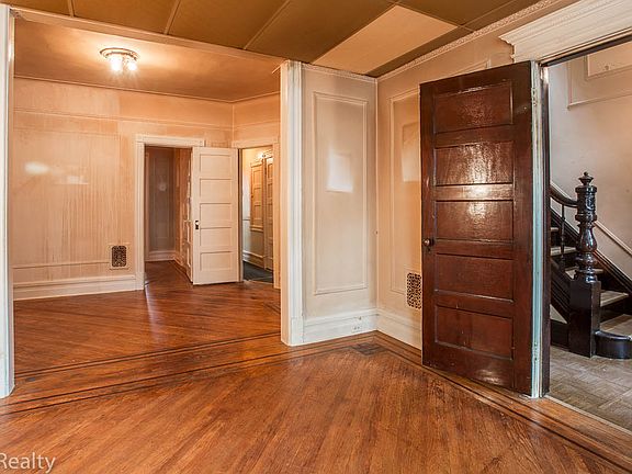 5th image of 216 Windsor Pl