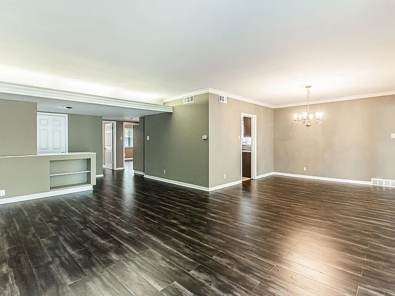 (293) 8301 Delmar — Photo 7