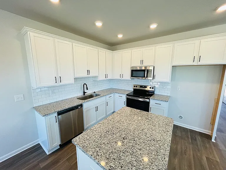 126 Lauren St — Photo 13