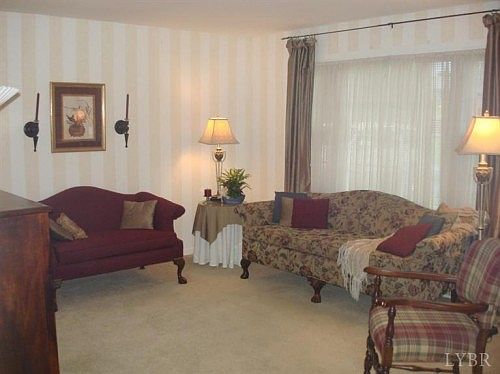 4th image of 204 Woodberry Ln