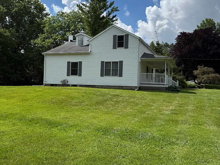 211 Bowerman Rd — Photo 1
