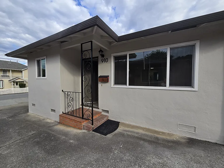 910 Academy Ave — Photo 2