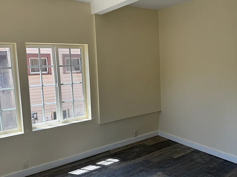 33 Holland Ave — Photo 8