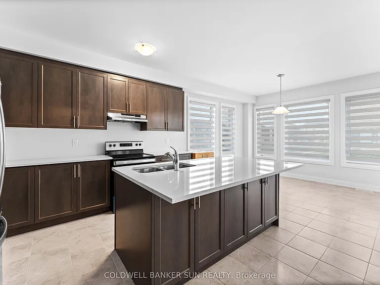 166 Prince Charles Cres — Photo 12