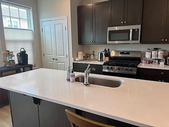 4th image of 936 Jenkins Ct