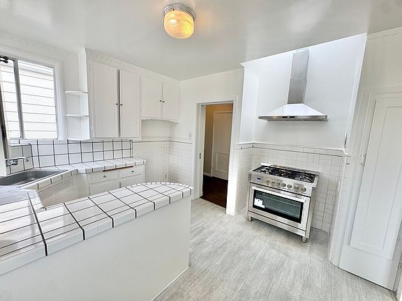 5th image of 111 Lyell St