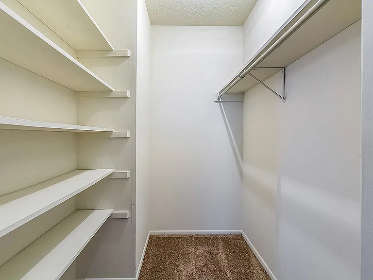 Devon - Walk-in Closet