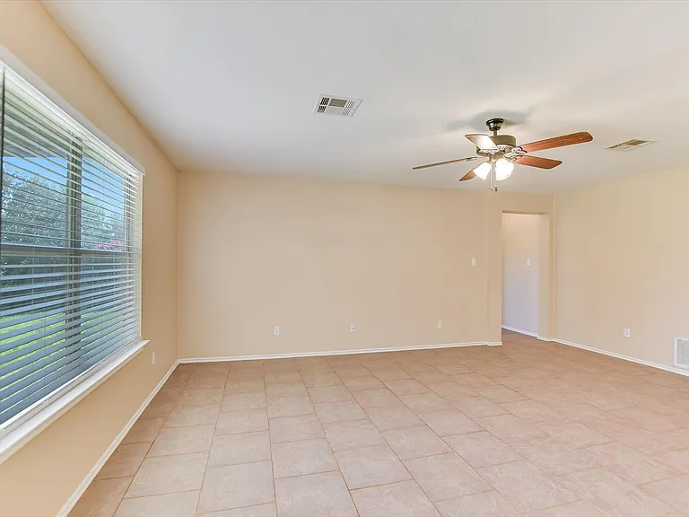 318 Phillips St — Photo 7
