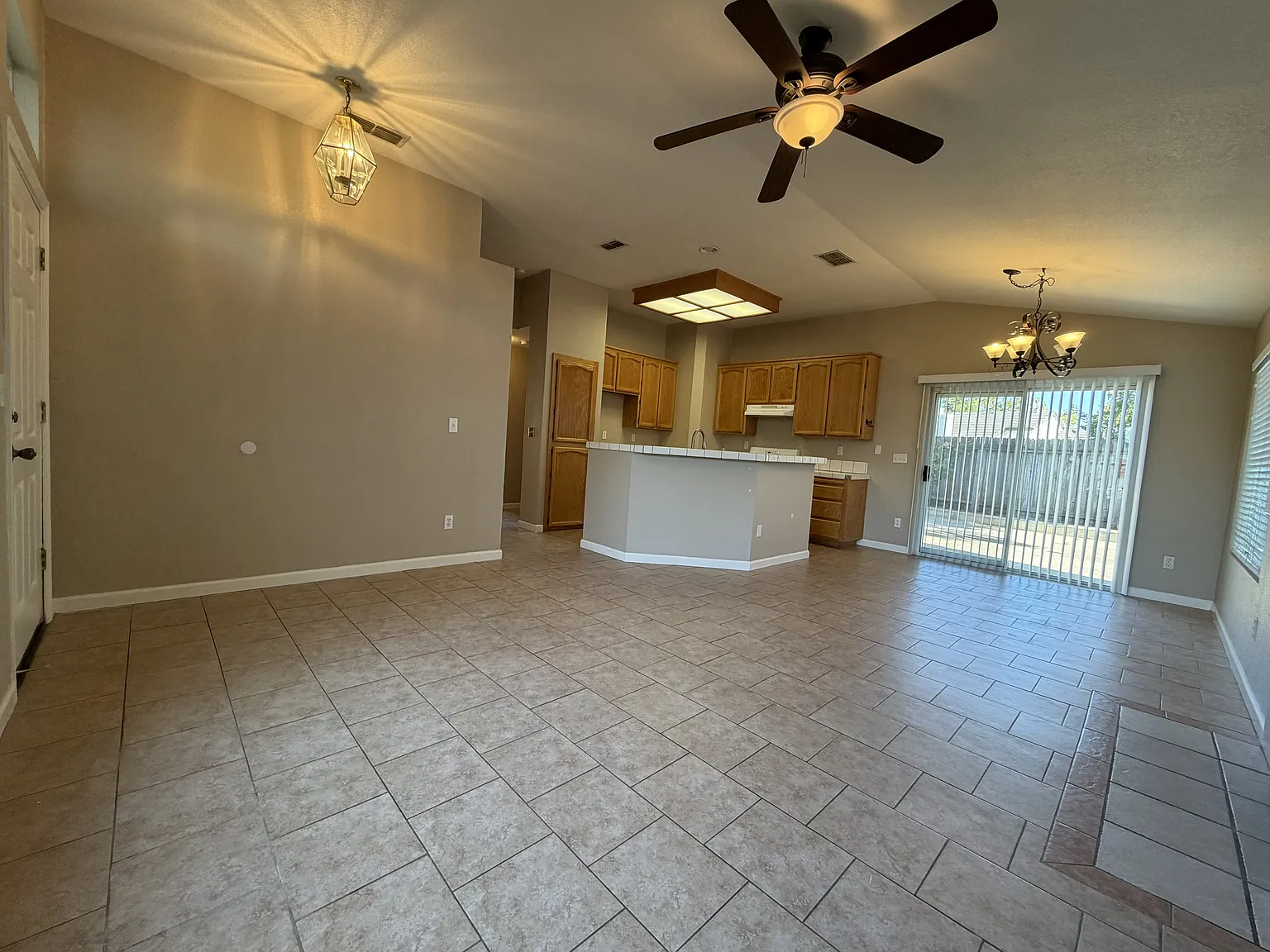 3 bed, 1108 sqft, $2,500 — Photo 3