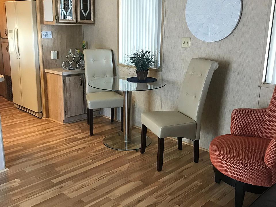 Light and bright living area, new floors!