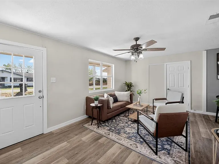 2020 Midlake Ln — Photo 5