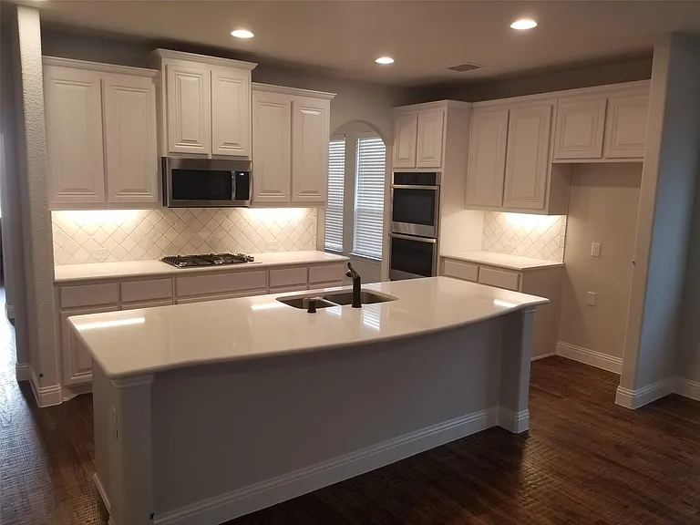 2113 Burke Dr — Photo 2