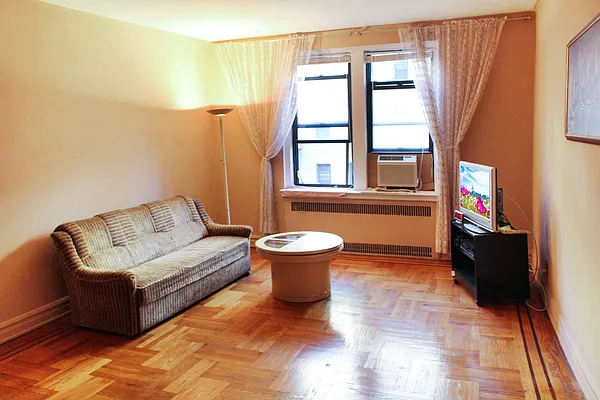 Sold by Thomas Lipovetsky, LREB | media 35