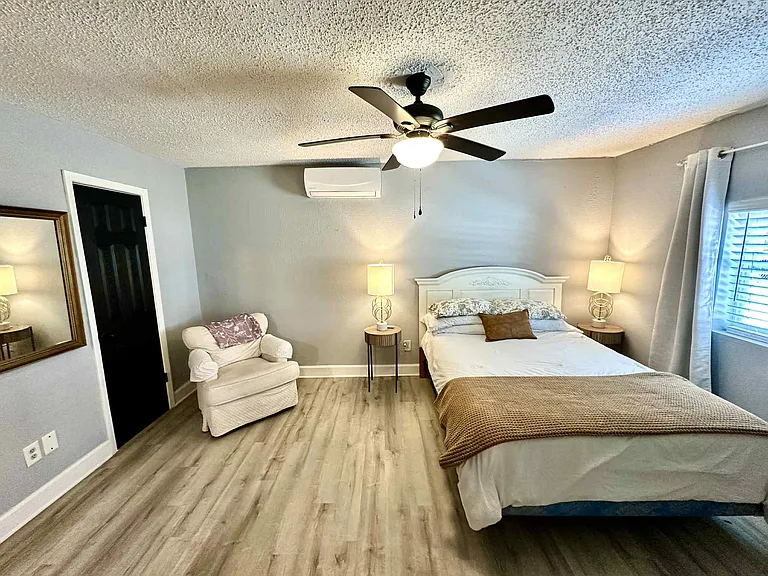 1511 N Summit Ave #4 — Photo 5