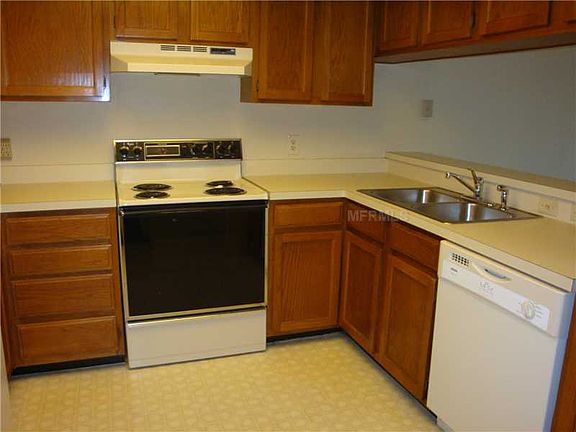 4th image of 264 Woodlake Wynde