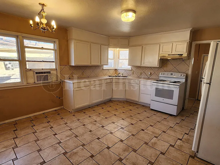 1012 E Brazos St — Photo 18