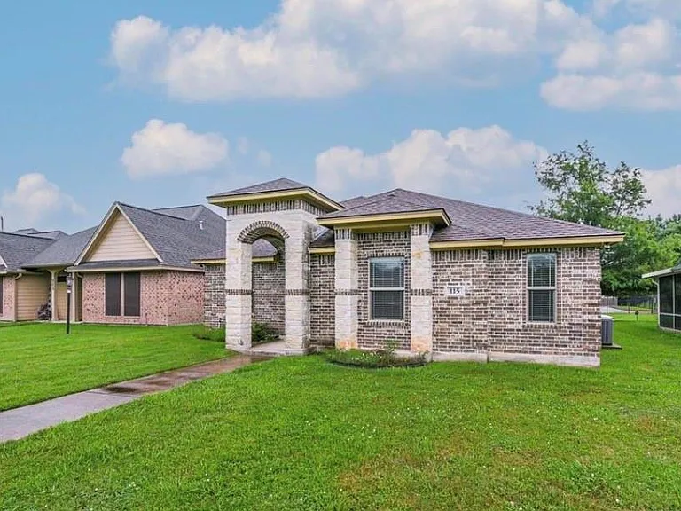 115 Silverbell Cir — Photo 1