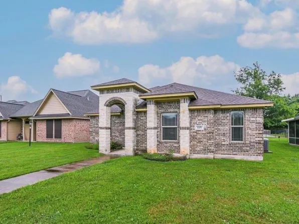 115 Silverbell Cir, Lake Jackson, TX 77566