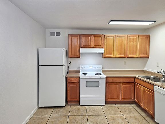 4th image of 1328 D St #10