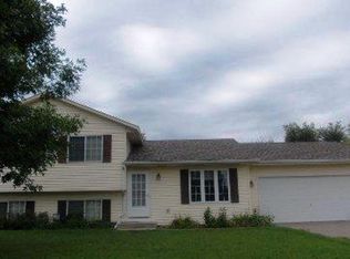 975 Lacy Ct, Belle Plaine, MN 56011