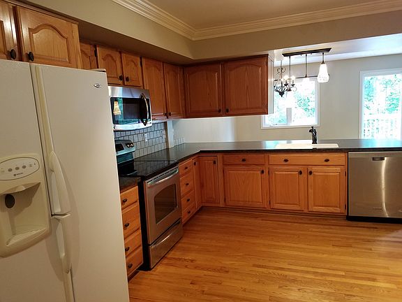 4th image of 1300 Courtney Dr