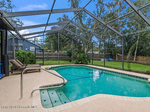 4th image of 527 Colonial Dr