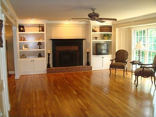 OPEN FLOOR PLAN WITH HARDWOODS THROUGHOUT