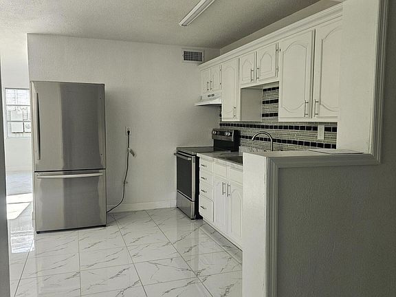 3rd image of 608 Doris Pl