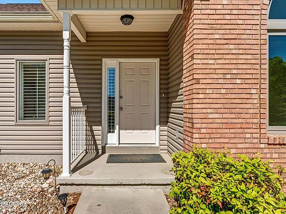 3rd image of 213 Osage Ln