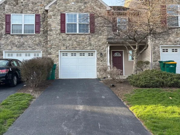 35 Carousel Cir, Hershey, PA 17033