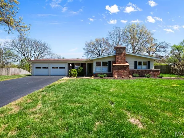 760 Pebbleshire Ln, Saint Louis, MO 63122