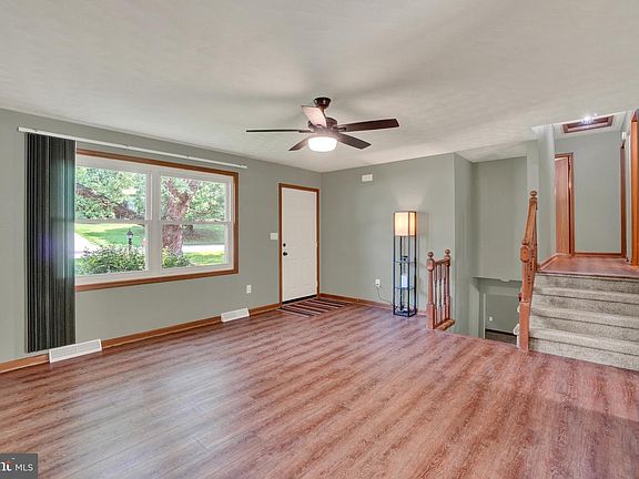 2nd image of 15 Loop Dr