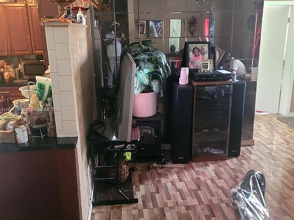 5th image of 288 NE 47th St
