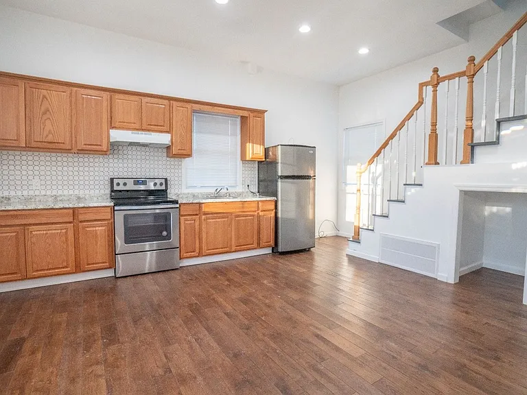 43-45 Case Ave — Photo 6