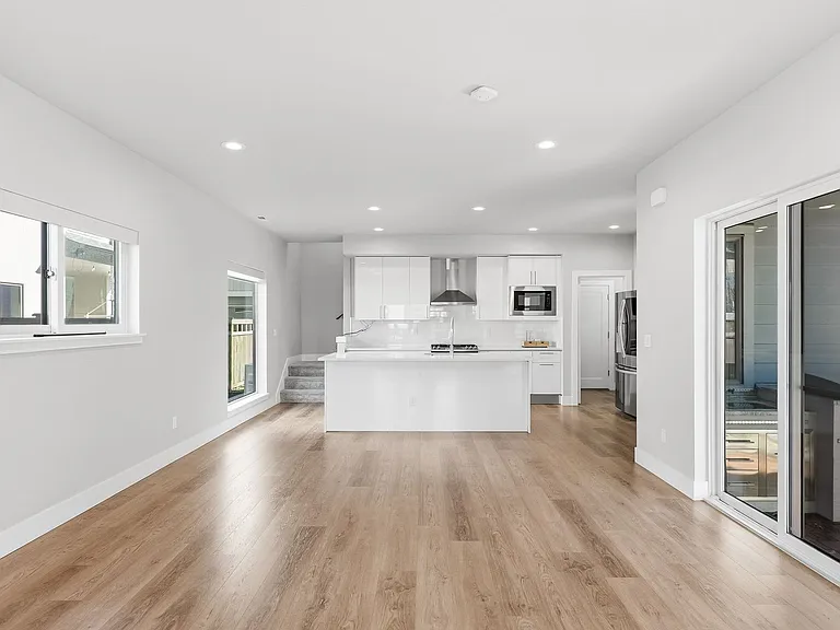 16536 SE Pleasant Valley Pkwy — Photo 6