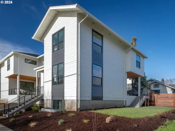 1107 SE Sherrett St, Portland, OR 97202