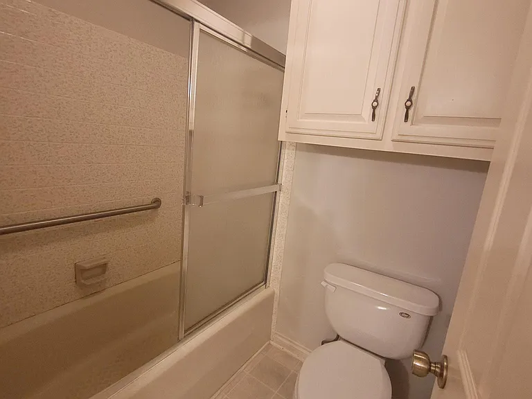 414 Amberwood Cir — Photo 16
