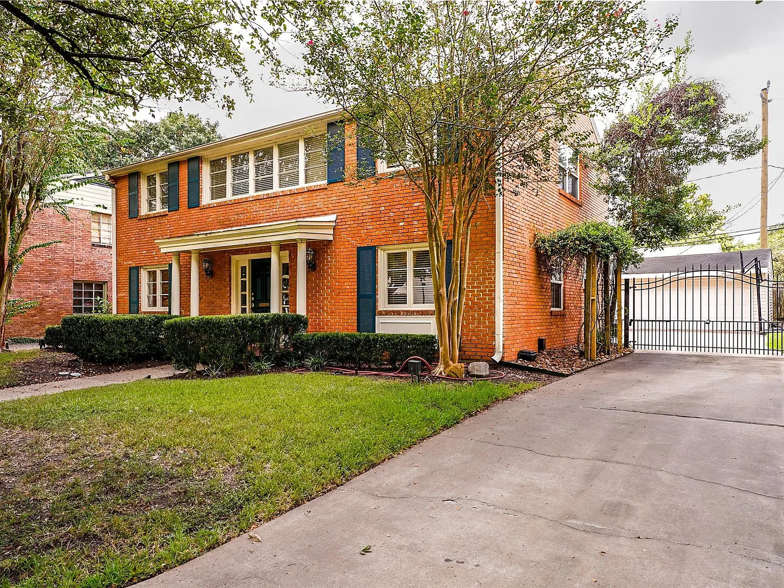 3 bed, 3.0 bath, 2846 sqft, $4,500 — Photo 2