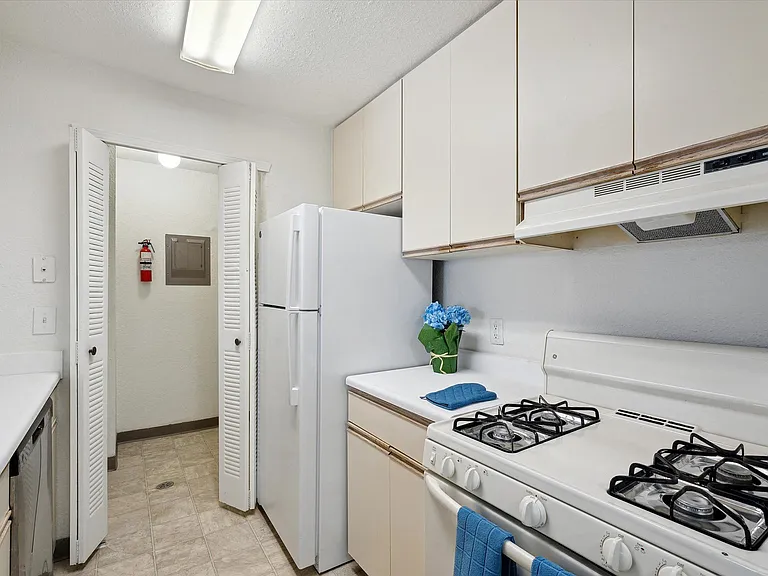 Two Bedroom (Classic) - 2 Bed / 2 Bath - 897 Sq.Ft.