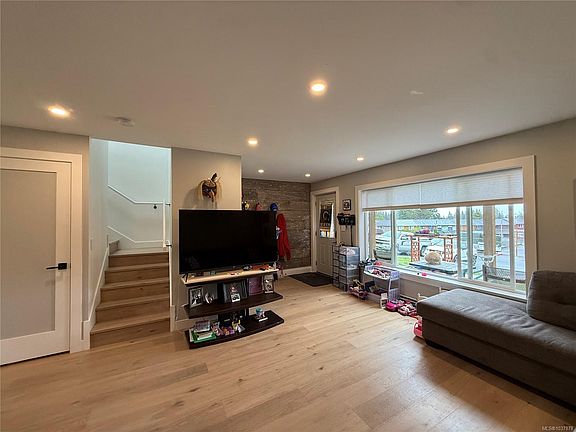 3rd image of 9572 Carnarvon Pl