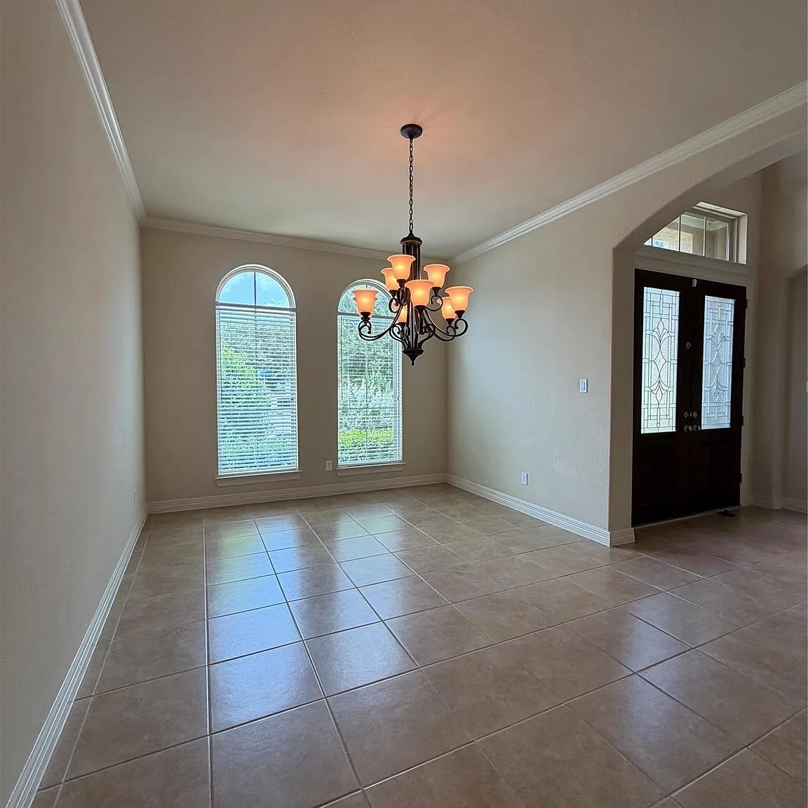 5 bed, 4.5 bath, 5493 sqft, $6,500 — Photo 4