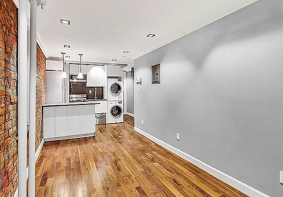 2nd image of 126 Mulberry St #4F