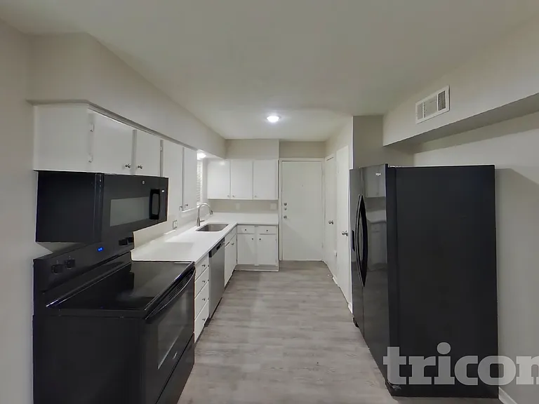 3221 Edgebrook Dr — Photo 6