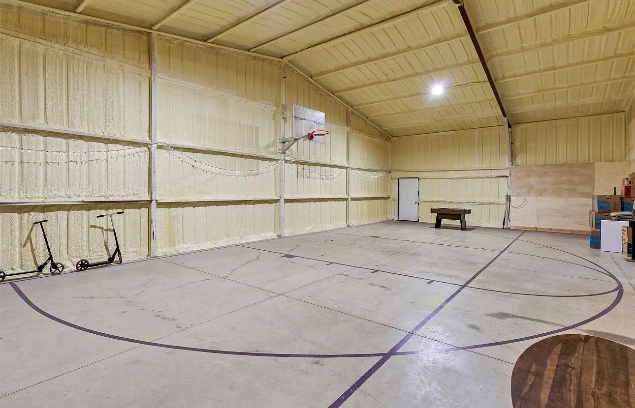 5 bed, 3300 sqft, $3,500 — Photo 1