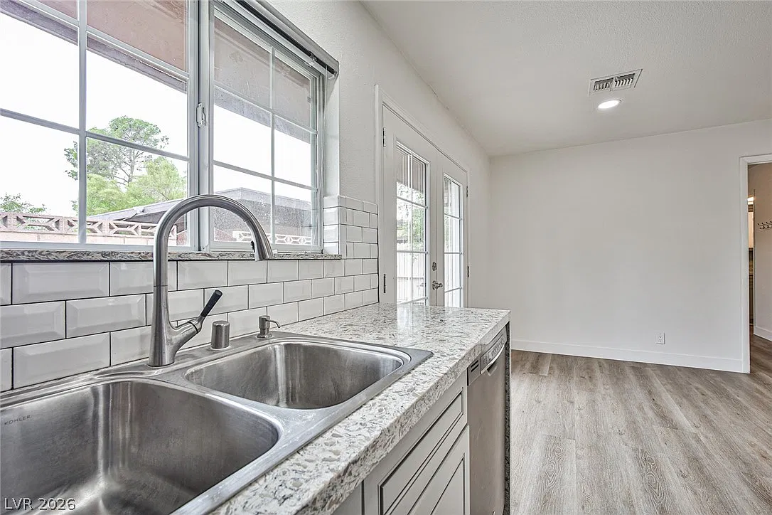 3 bed, 2.0 bath, 1068 sqft, $1,750 — Photo 4