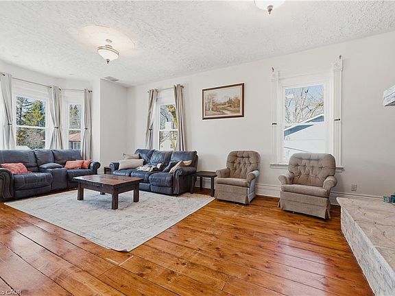 4th image of 17 Allan St W